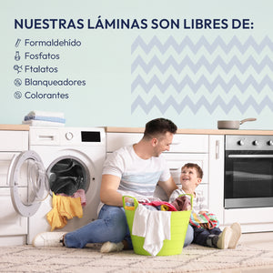 Padre e hijo en cuarto de lavado con detergente en láminas ERAE libre de formaldehído, fosfatos, ftalatos, blanqueadores y colorantes. Beneficio de limpieza profunda y segura para la piel de toda la familia.