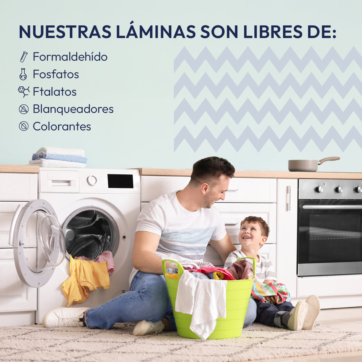 Padre e hijo en cuarto de lavado con detergente en láminas ERAE libre de formaldehído, fosfatos, ftalatos, blanqueadores y colorantes. Beneficio de limpieza profunda y segura para la piel de toda la familia.